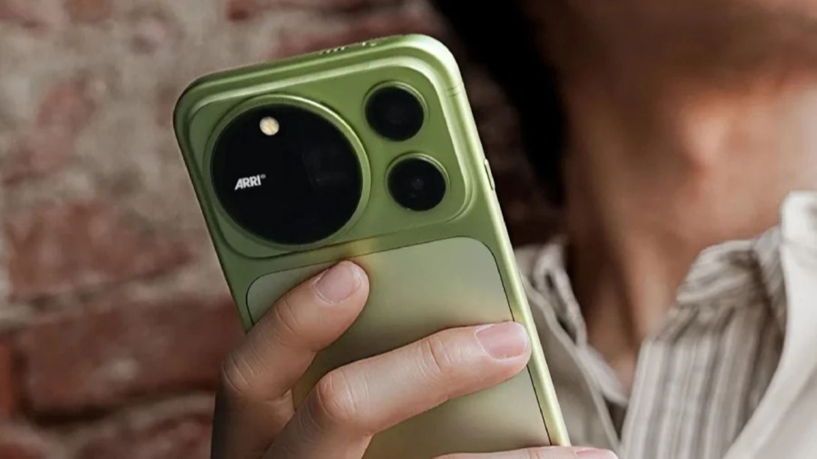 Honor Magic 9 Pro Max held in hand from the back Honor Magic 9 Pro Max held in hand from the back