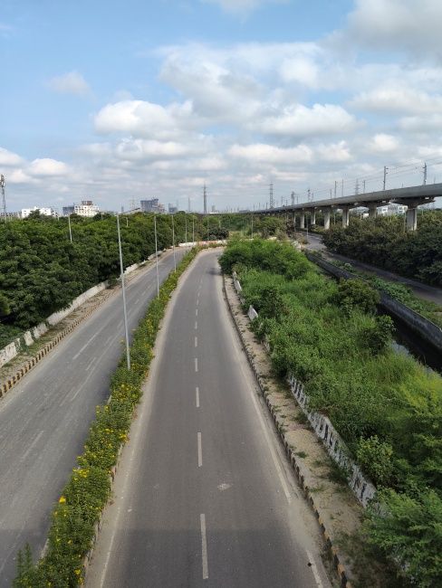 Image of an empty highway road shot on Redmi Note 17 Pro Max main camera in daylight