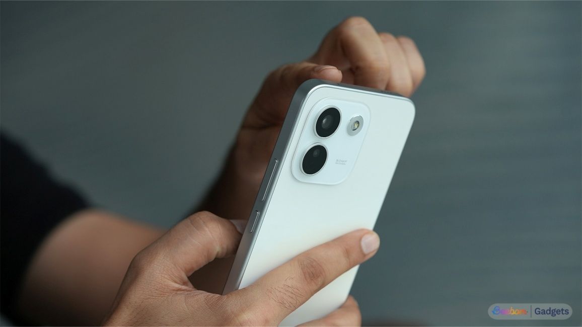 Using the Redmi Note 17 Pro Max with two hands