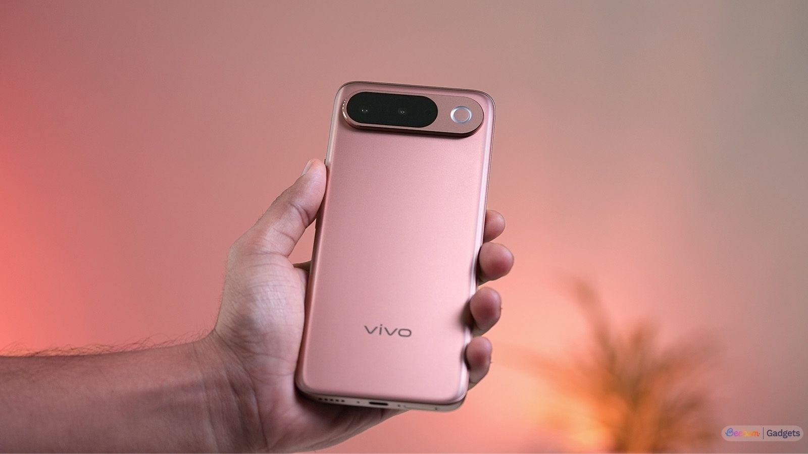 Vivo T5 5G back design showcased while in hand