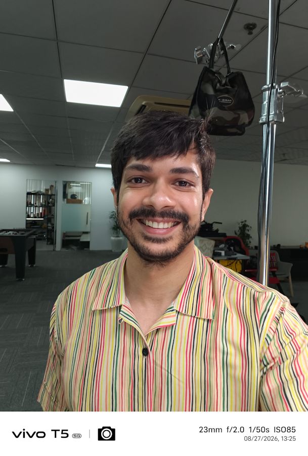 Vivo T5 selfie indoors