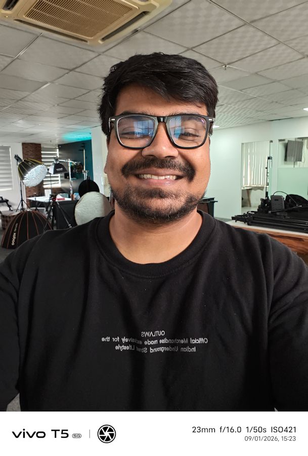 Vivo T5 selfie indoors of another subject with a darker skin tone
