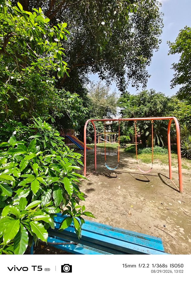 Vivo T5 5G ultrawide park shot