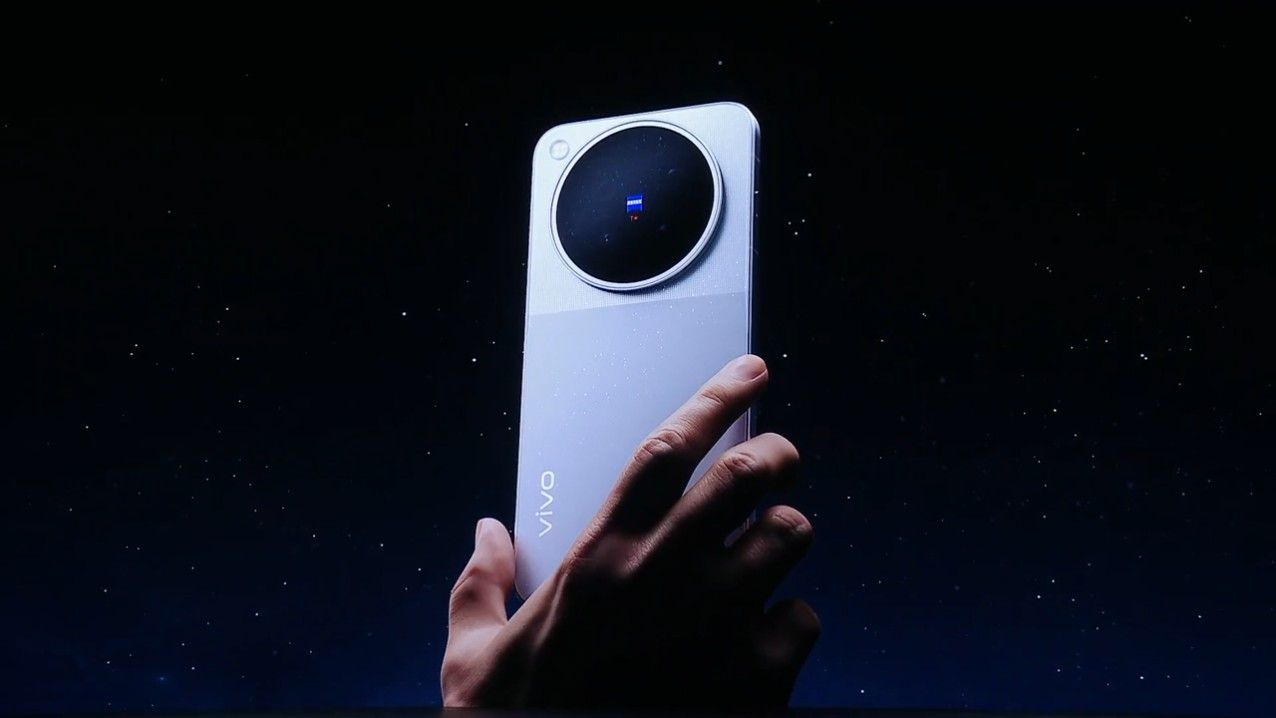 Vivo X500 Pro from the back held in hand Vivo X500 Pro from the back held in hand