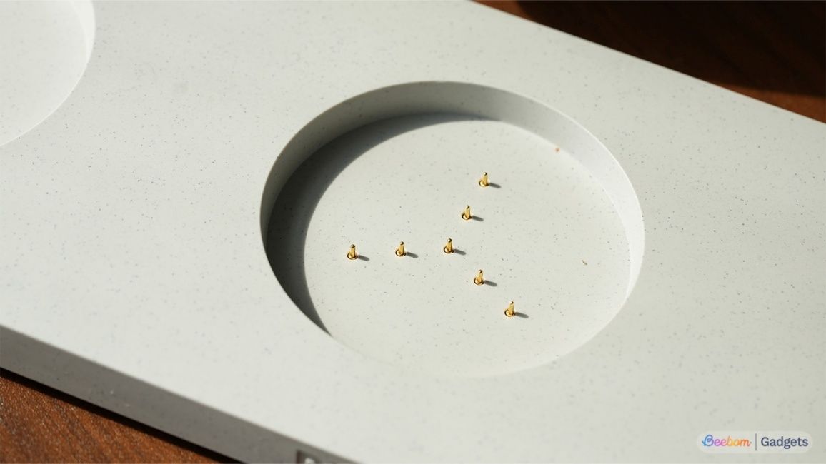 Closeup of charging pins on the DailyObjects 3-in-1 wireless charging dock Closeup of charging pins on the DailyObjects 3-in-1 wireless charging dock