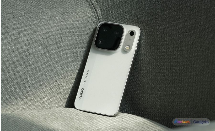 Oppo Find X10 Pro Max on the sofa from the back Oppo Find X10 Pro Max on the sofa from the back