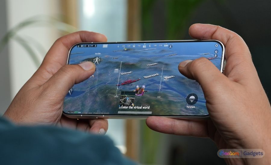 Oppo find X10 Pro Max held horizontally when gaming Oppo find X10 Pro Max held horizontally when gaming