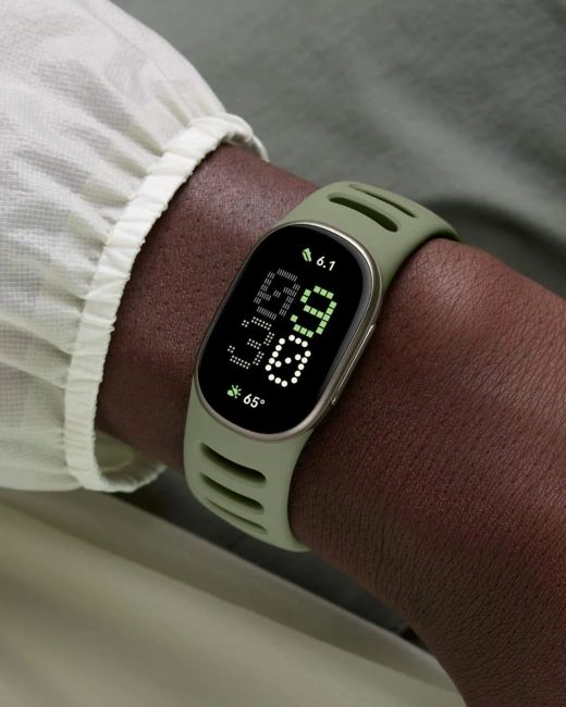 Google Fitbut edge on hand in green colourway Google Fitbut edge on hand in green colourway
