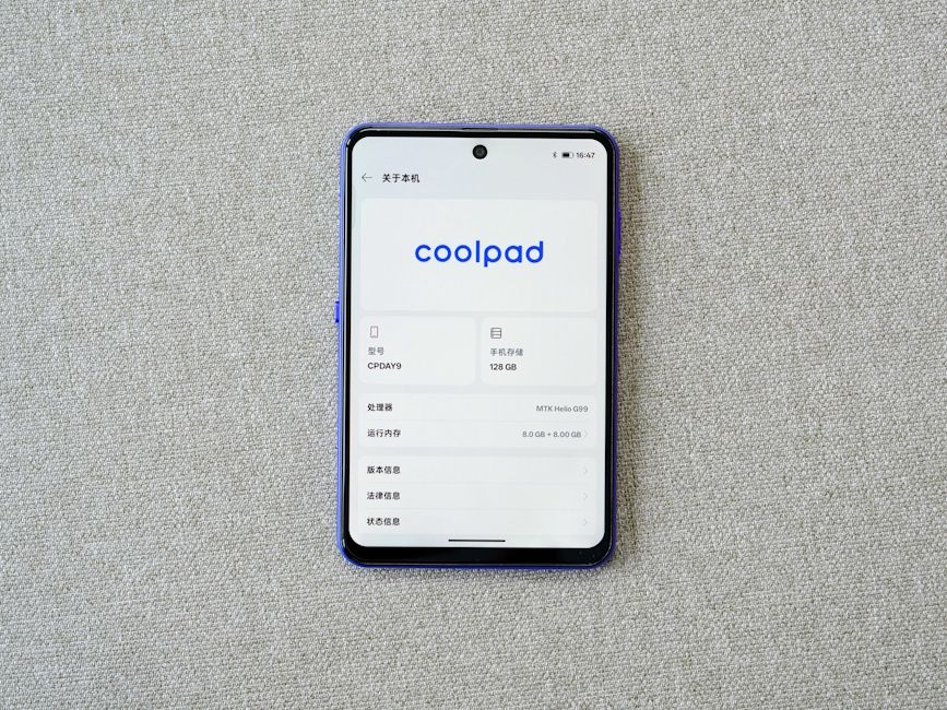 Coolpad wide-screen phone hands-on image from the front Coolpad wide-screen phone hands-on image from the front