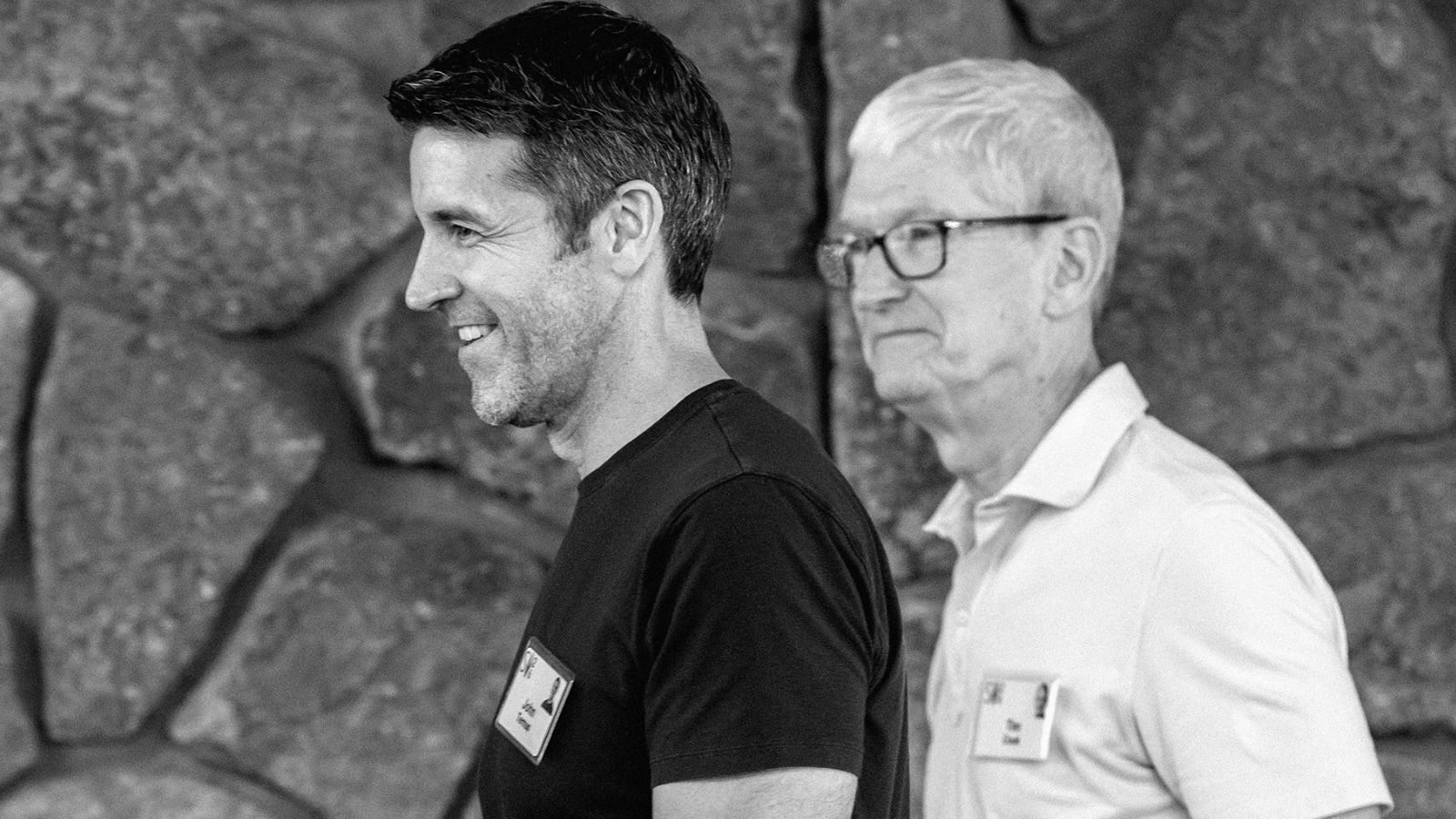 Here’s Why Tim Cook Stepped down as Apple CEO Right Before the iPhone Duo Launch thumbnail