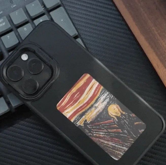 E-ink dosplay case by CaseKart with the painting 'Scream' by Munch on the back of an iPhone