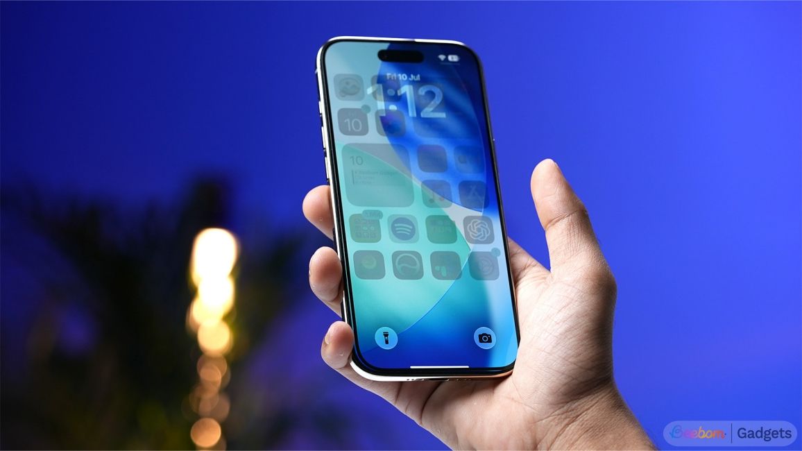 handheld shot of an iPhone showing a frozen home screen on lock screen