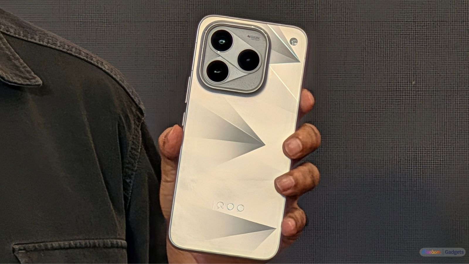 iQOO 16 design showcased while it's in hand