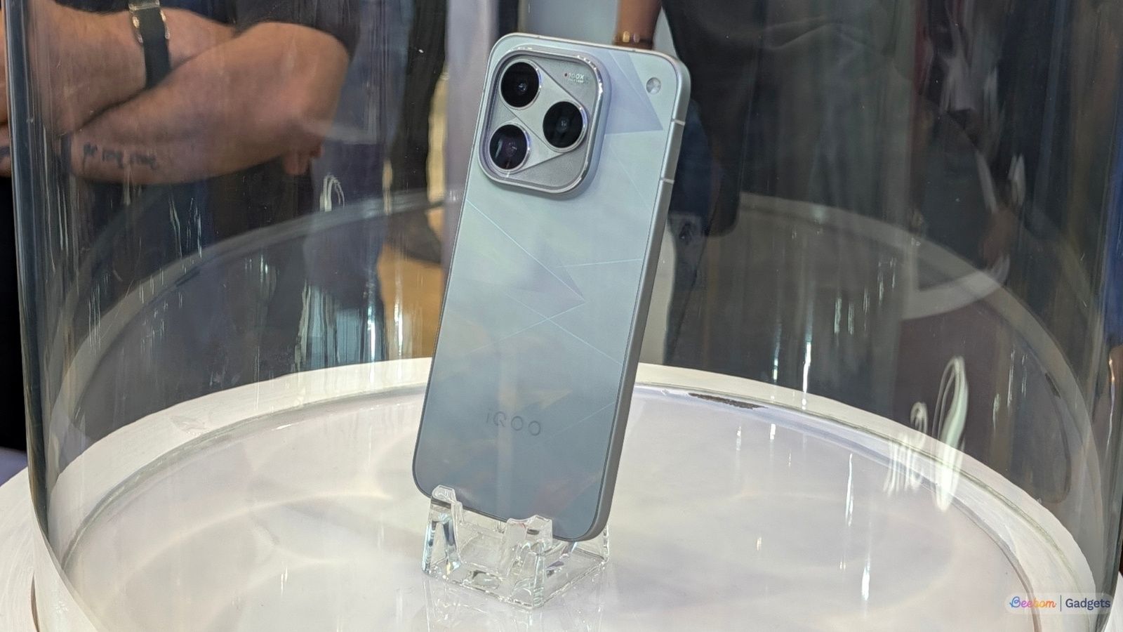iQOO 16 design showcased while it's in a glass case