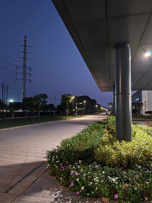 Oppo Find X10 Pro Max main image at night time of a pavement Oppo Find X10 Pro Max main image at night time of a pavement