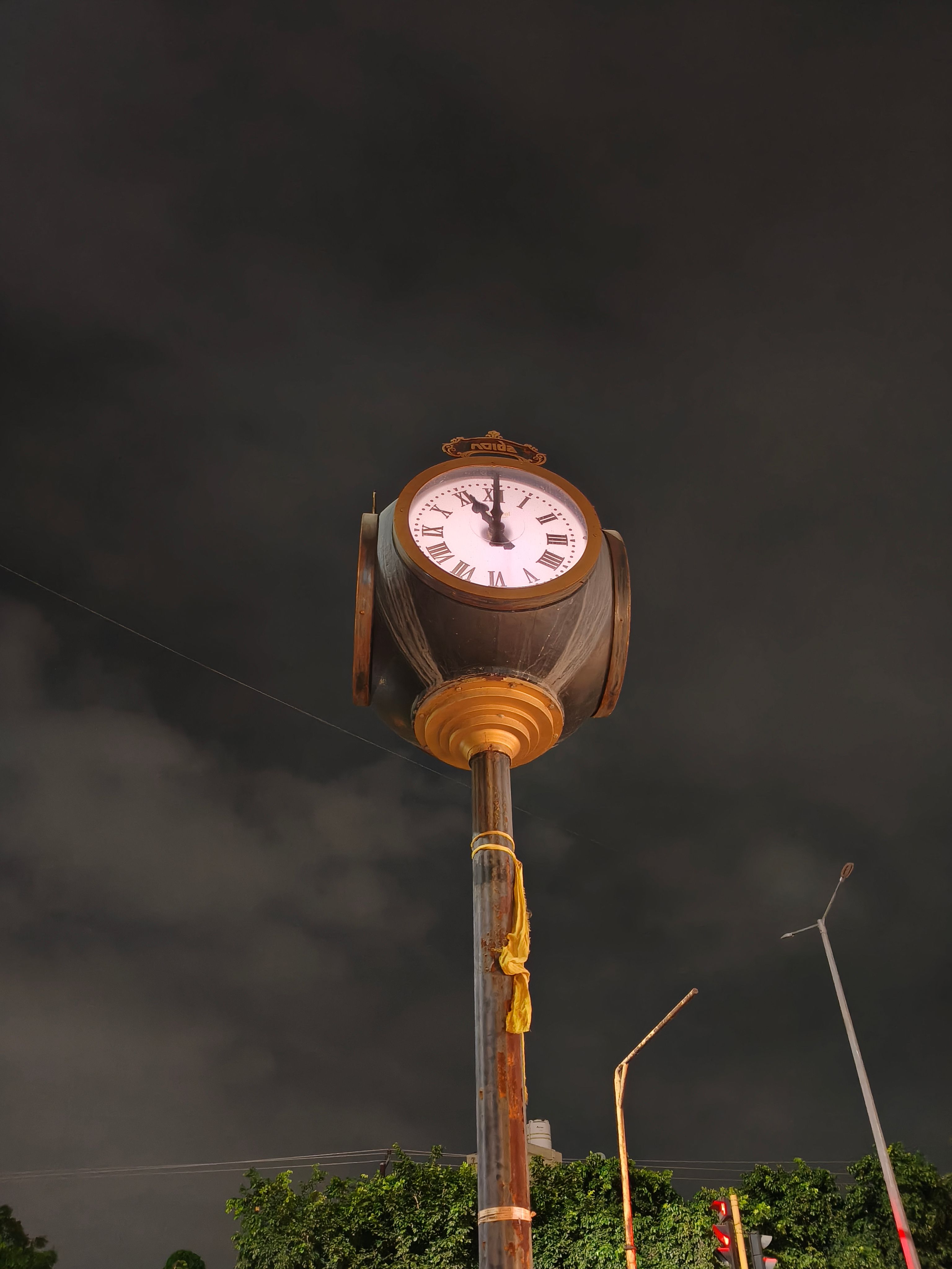 Oppo F35 Pro primary shot night time of clock