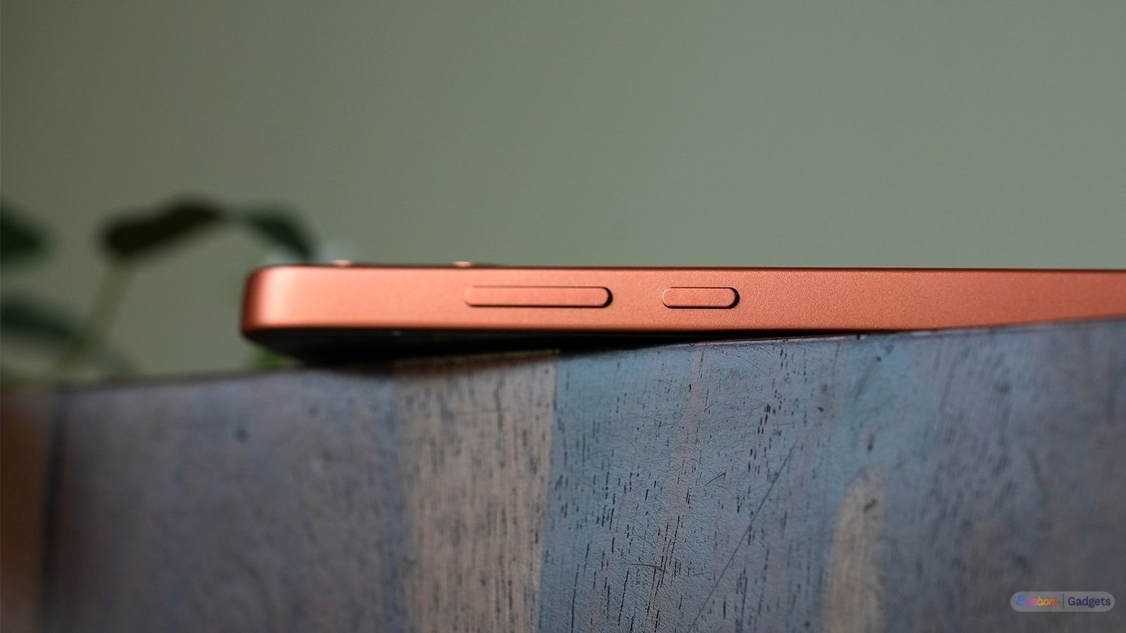Oppo F35 Pro buttons showcased