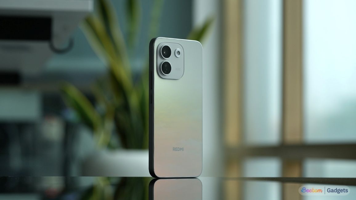 Back view of the secret sunset variant of Redmi Nonte 17 Pro Max
