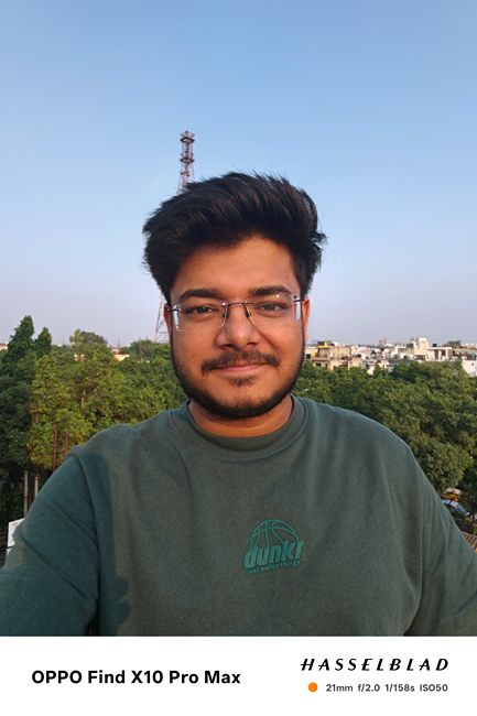 Oppo Find X10 Pro Max selfie of a man wearing a green dunkr sweater Oppo Find X10 Pro Max selfie of a man wearing a green dunkr sweater