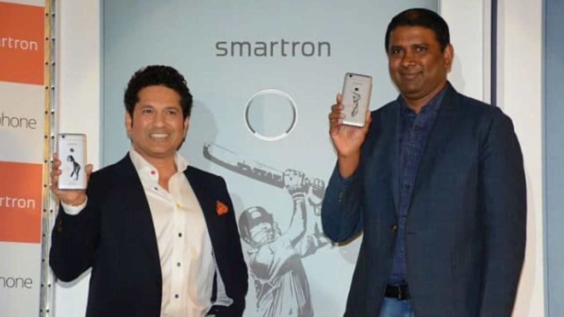 Sachin unveils the t.phone with Smartron founder Mahesh Lingareddy Sachin unveils the t.phone with Smartron founder Mahesh Lingareddy