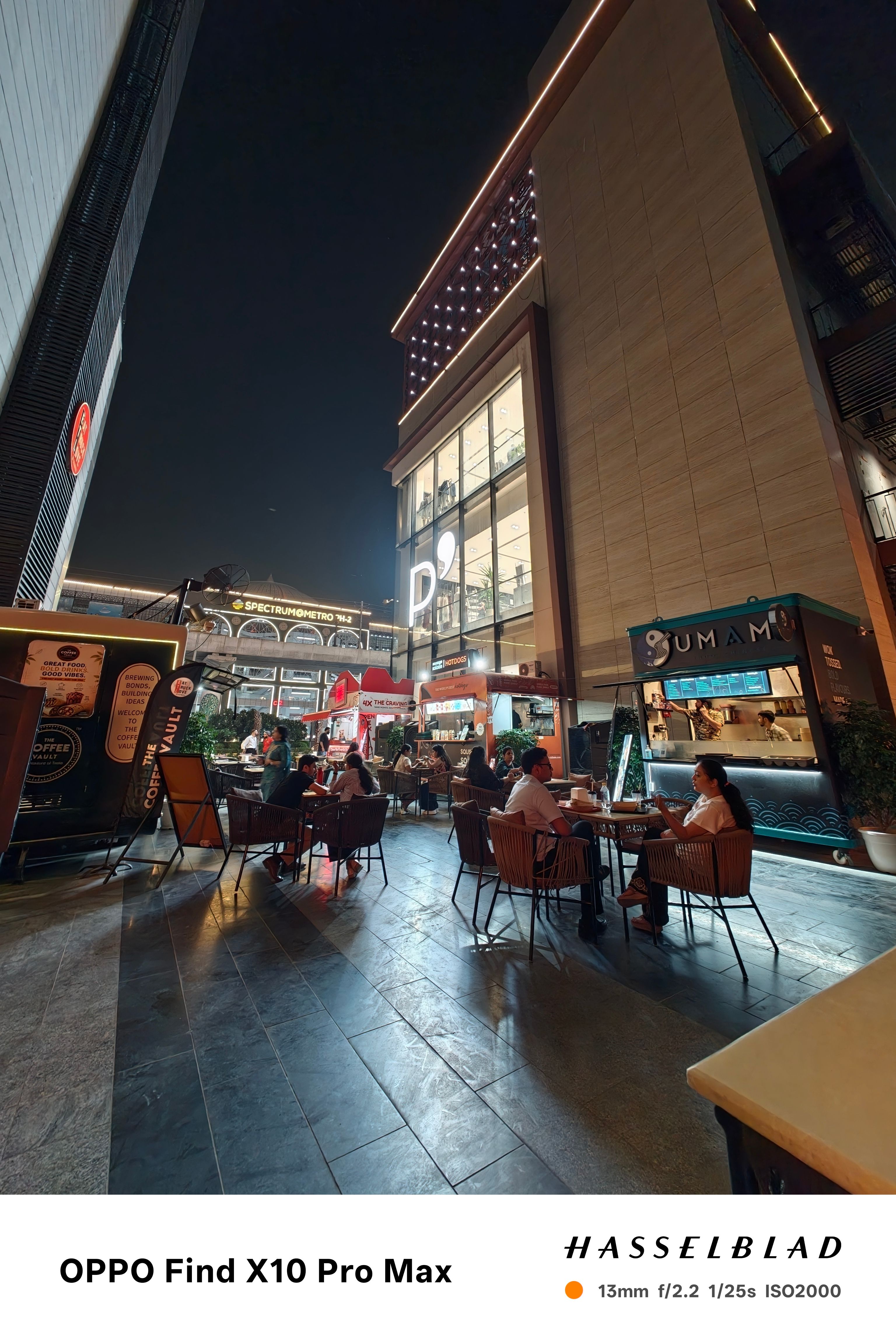 Oppo Find X10 Pro Max ultrawide with people sitting in a foodcourt Oppo Find X10 Pro Max ultrawide with people sitting in a foodcourt