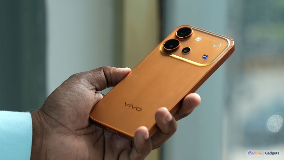 Back view of the Vivo V80 in hand