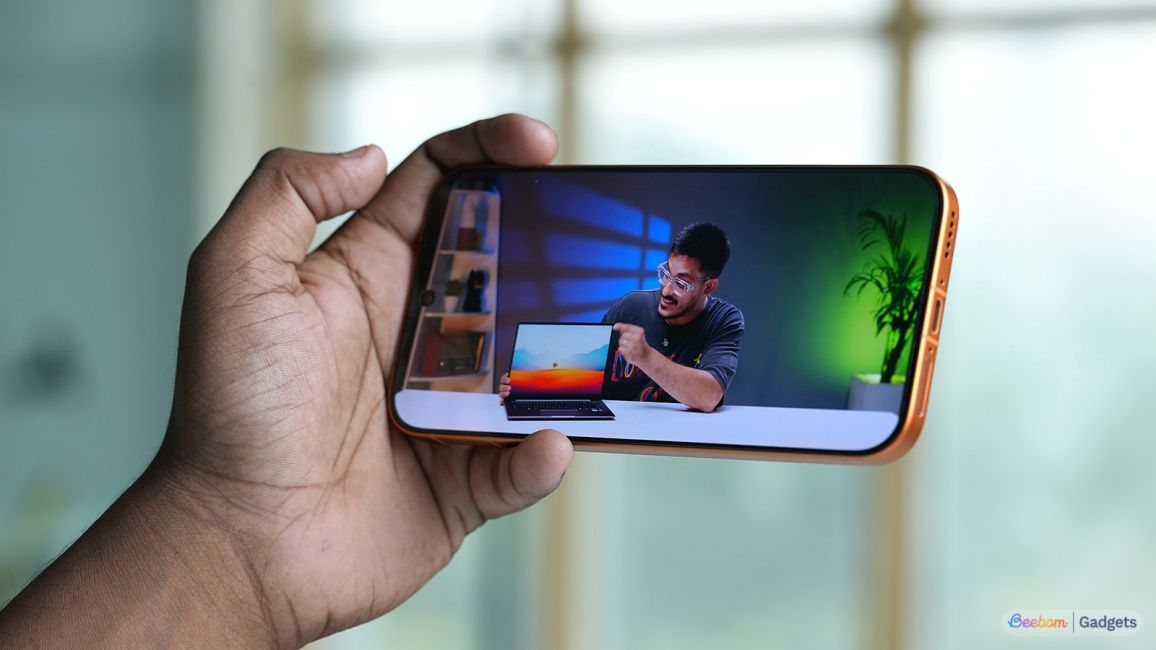 Watching Beebom YouTube video on the Vivo V80